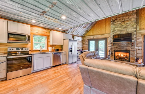 Hadley Apartment | Kentucky Cabin Retreat w/Covered Porch & Views