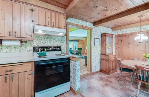 East Troy Cottage | Kettle 2BR Cabin on 15 lush acres w pool and lake