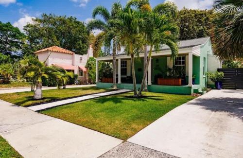 Sunshine Park House | Key Lime Cottage - Bask Poolside in a Historic Flamingo Park Gem