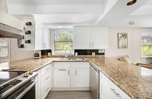 Key Largo House | Keys Cottage with Beach and Dockage! Bayfront Property!
