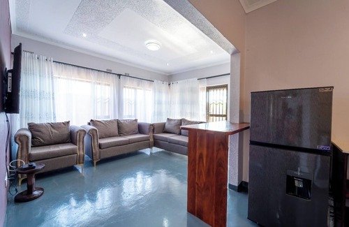 Victoria Falls House | KhayaLethu Cottage 2 Cozy home, 10mins walk to the majestic falls. Lovely garden