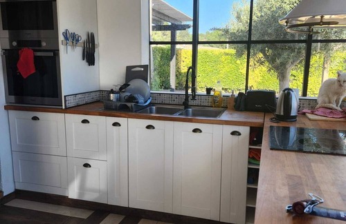 Apt House | Kick back and relax in this calm, stylish space in the Luberon, Provence