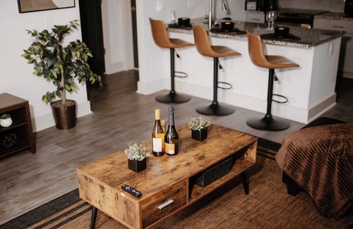 Cumberland Apartment | Kick back and relax in this calm, stylish space. The Battery-Truist Park