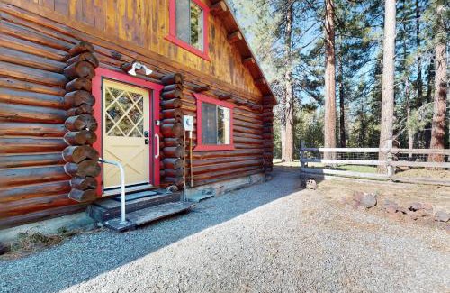 La Pine House | Kicking it Real Log Cabin