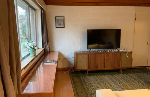 Dicken House | Kid-Friendly Midcentury House 1.2 Miles to Stadium