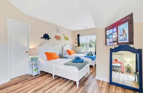 Winston - Salem House | Kid Friendly Park Arcade Fenced Yard Firepit Grill