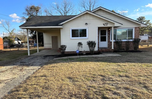 Fayetteville House | Kids/Pets friendly 3BR 1.5BT Fenced Purified Water.