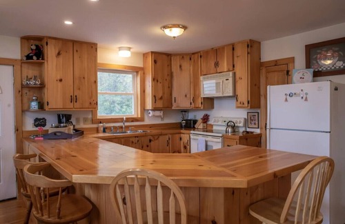 Clarendon House | Killington Retreat | Deck-Fire Pit-Mountain Views!