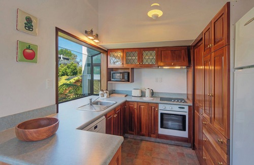 Tasman House | Kina Beach House Right By The Beach