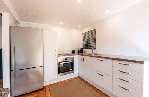 Surfdale House | Kina Cottage - Waiheke Island Holiday Home