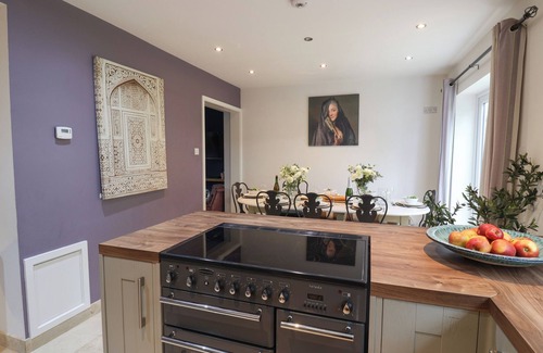 South Cadbury Cottage | KING ARTHUR'S REST, pet friendly, with hot tub in Queen Camel
