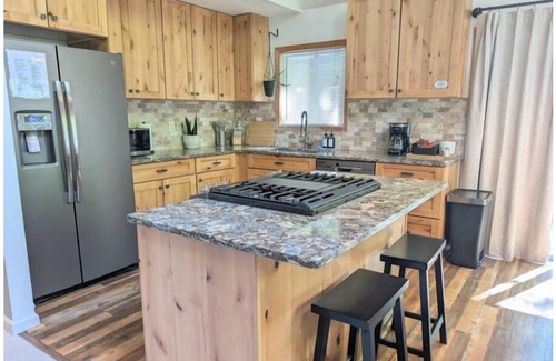 Houghton Lake Ski Chalet | King Bd + 2 Queen Bds + BBQ + Fire Pit + Near Lake