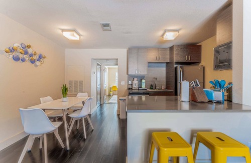 Riverside Apartment | King bed 1BR close to Downtown w fast wifi