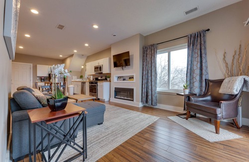 Central Northside Apartment | King Bed - 2 BR Apt with City Views. Pet friendly. Free parking!