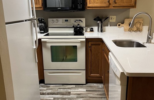 Hidden Valley Condo | King Bed! 2BR2BA ground level. Near golf & two pools. Well equipped kitchen!