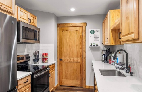 Ellicottville Condo | King Bed, A/C, Pickleball, Patio w/Grill