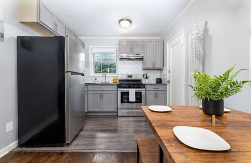 Newington Apartment | King Bed Apt - Fully Furnished w/Max Amenitiesn