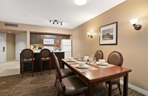 Oro-Medonte Apartment | King Bed, Balcony, Pool, Hot Tub, Sauna