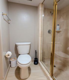 Oro-Medonte Apartment | King Bed, Balcony, Pool, Hot Tub, Sauna