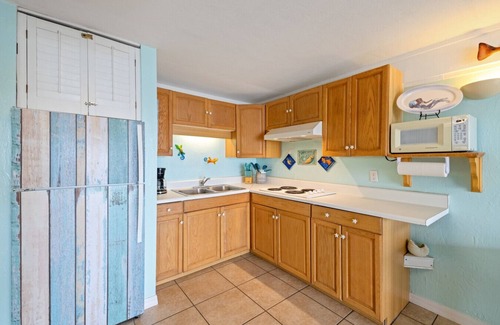 Cedar Key Condo | King Bed π¬ Dolphin watching π¬ Walkable to Downtown