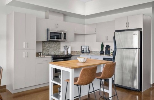 Beltline Apartment | King Bed | DT Views | UG Park | Walk to Saddledome