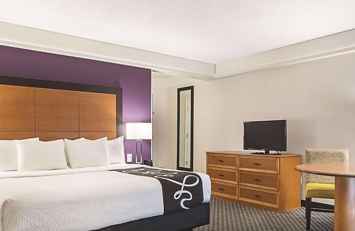 Guasti Hotel | King Bed Executive Room at La Quinta Inn & Suites by Wyndham Ontario Airport