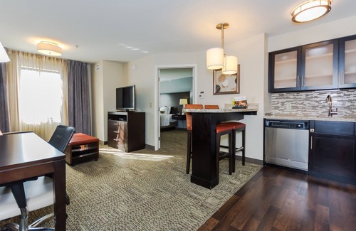 Grand Forks Condo | King Bed! Free Breakfast. Indoor Pool & Hot Tub. 15 Min Walk to University of North Dakota.