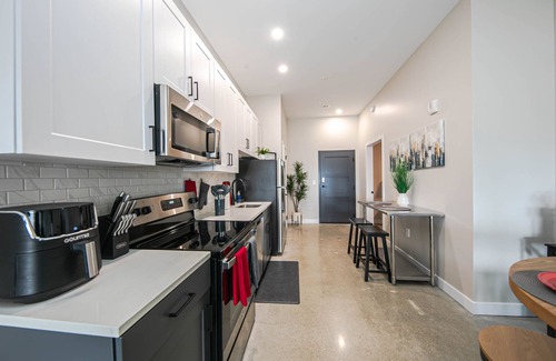 Mount Auburn Apartment | King Bed, Free Parking, Walk to Bengals, Red, Business District. Duke Conv Ctr