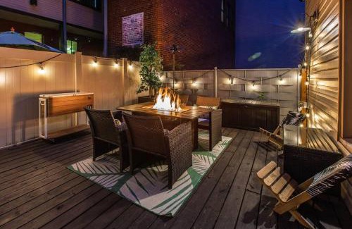 South Side Flats House | King Bed/Free Parking/BBQ/Fire pit/Arcade