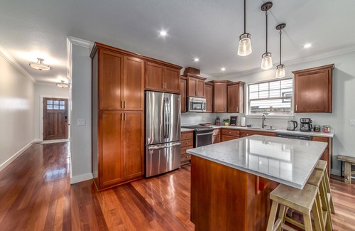 Cal Young House | KING Bed Hot Tub Game Room Walk to Dining, Shops & Autzen
