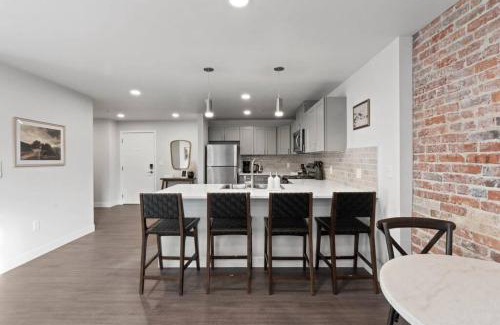 Riverside Apartment | King Bed - J and K on Main Luxury Apartment 306