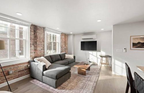 Riverside Apartment | King Bed - J and K on Main Luxury Apartment 306
