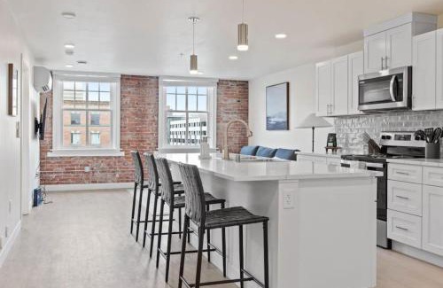 Riverside Apartment | King Bed J and K on Main Luxury Apartment 402