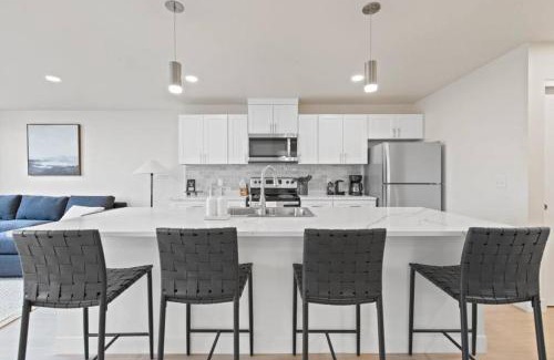 Riverside Apartment | King Bed J and K on Main Luxury Apartment 402