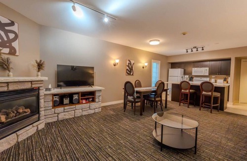 Oro-Medonte Apartment | King Bed+Pet Friendly+Hot Tub+Pool+BBQ