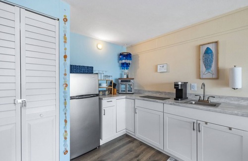 Cedar Key Condo | King Bed 🌊 Pet Friendly 🌊 Waterfront
