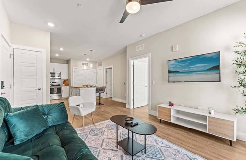 Southeast Orlando Apartment | King Bed, Pool & Gym, Near Parks, Pets allowed