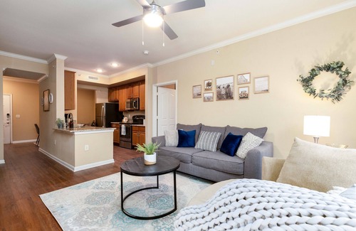 The Colony Apartment | King Bed, Pool, Hot Tub & Gym – Minutes from Dining, Shopping & Entertainment!