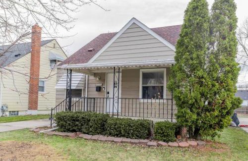 Dearborn Apartment | King Bed Private Home
