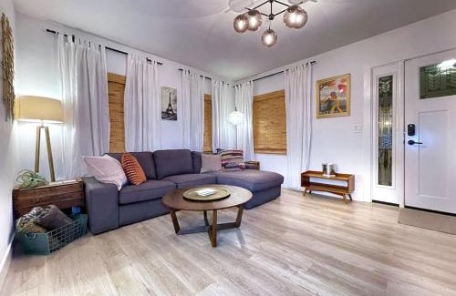 Central Sacramento House | King Bed-Private Yard-Driveway Parking
