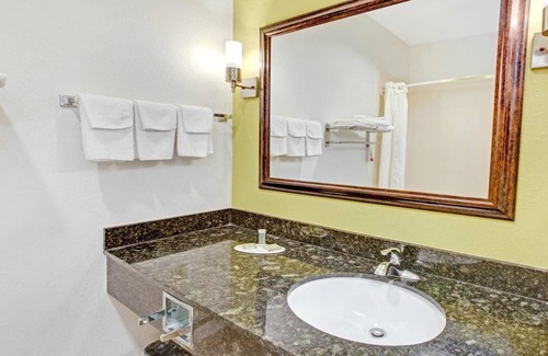 La Porte Hotel | King Bed Room, Scottish Inns La Porte, Free Parking, Near Sylvan Beach Park