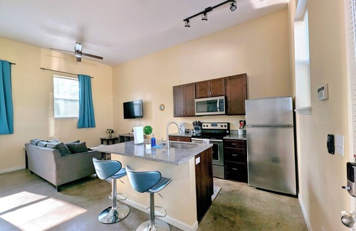 The Gate Apartment | King Bed Studio- Walking Distance to SSM and Cardinal Glennon Hospitals