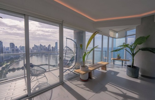 Calidonia Apartment | King Bed Suite/280 Degree View/500mbs WiFi
