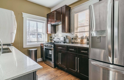 Midtown Apartment | King Bed @ The MadiZEN. No Cleaning Fee! Central Midtown Location!