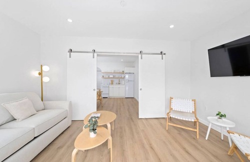 Mango Groves Apartment | King bed -TV in room-Parking - Near beach! Villa 5