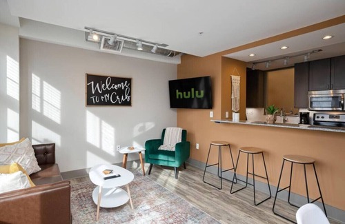 Hanover Place Apartment | ★ King Bed ★ Uptown Theater★
