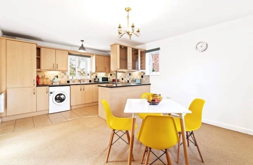 Raunds Apartment | KING Bed W/Kitchen near Rushden Lakes Free Parking