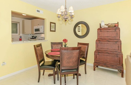 Saint Armands Key Condo | King Bed ❤ Walk to St. Armand's Circle and Lido Beach in Minutes!