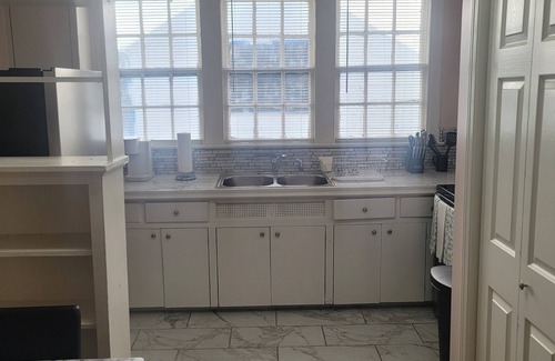 Montgomery Apartment | King Cloverdale Apt. w/Laundry/Smart TV/Wi-Fi