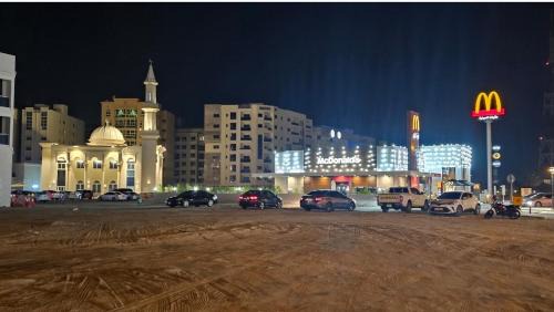 Al Khan House | King Room with Attached Private Bathroom in Shared Apartment
